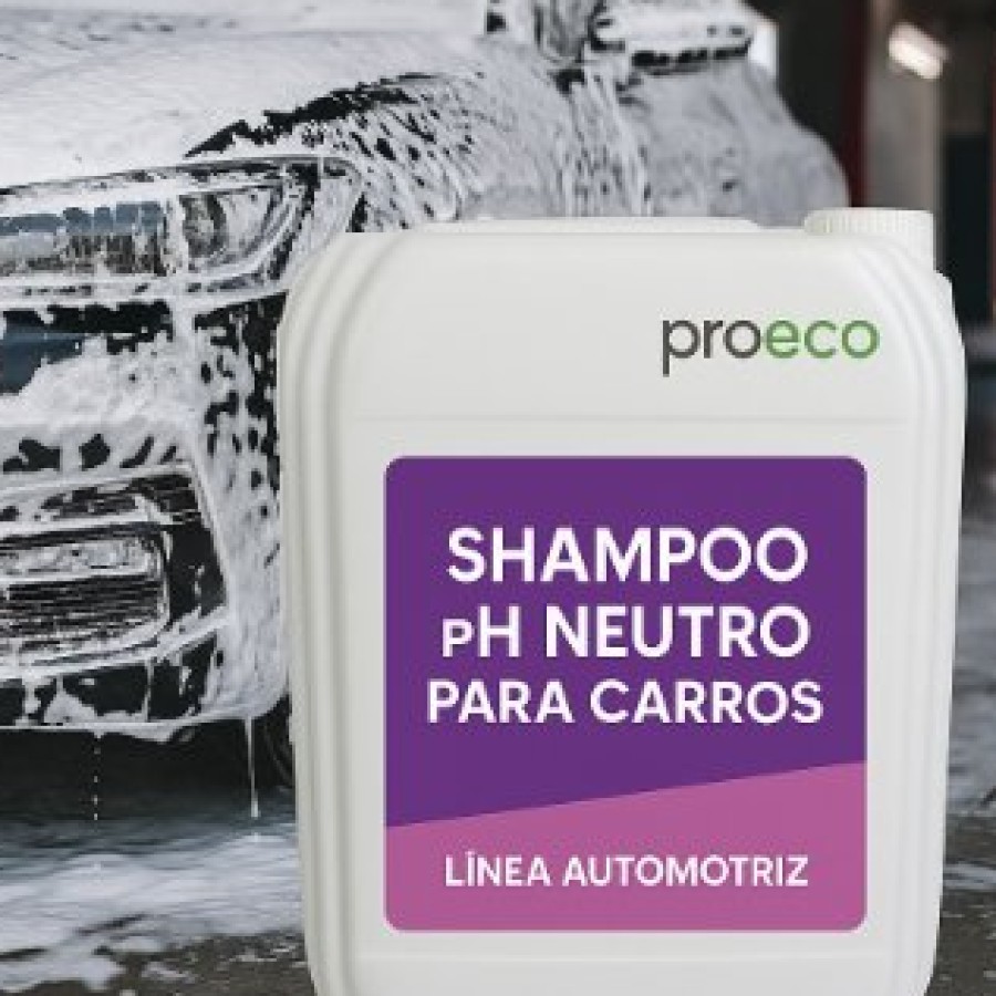 Bidón de Shampoo pH Neutro para Carros PROECO frente a un auto enjabonado
